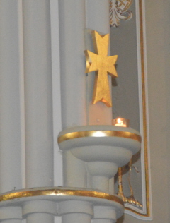 Une croix de la Dédicace illuminée